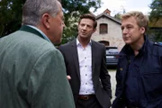 Die Kommissare Hofer (Joseph Hannesschläger, l.) und Hansen (Igor Jeftic, M.) sprechen mit Polizist Mohr (Max Müller, r.) über den Tathergang.