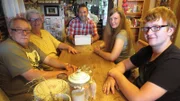 Von links: Norbert, Jutta, Trödelexperte Mauro Corradino, Jaqueline und Daniel bei der Geldübergabe.