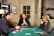 Erika (Madeleine Lierck-Wien, r.) genießt den Pokerabend mit Pete (Gunter Ziegler, l.) und Johanna (Brigitte Antonius, M.) und hat wenig Aufmerksamkeit für Achims Anruf.