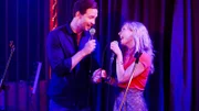 Jenny (Birte Hanusrichter) spielt Max einen Streich (August Wittgenstein) und bringt ihn so dazu, mit Ihr Karaoke zu singen.