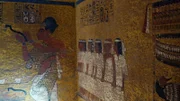 Die Wände in der Grabkammer des Pharaos sind auffallend bescheiden dekoriert, die Bemalung eher schlicht.
