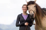 Die Liebe zu Pferden und zum Reiten prägt Antonias Kindheit im Allgäu. Jetzt verbindet sie das Pferdemädchen von früher mit der Bergfreundin von heute und will mit Stute Baguira über die Alpen.