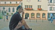 Zoë (Violet Braeckman) hat eigentlich zu Beginn der Reisen das Rauchen aufgegeben. Doch ihr fällt es schwer, wirklich darauf zu verzichten.