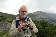 Prof. Hechtel (Siemen Rühaak) nimmt eine Abkürzung, um Maik und seinen Sohn Tom auf ihrer Route abzufangen.