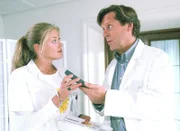 Stefan (Sigmar Solbach) hat seine Sprechstundenhilfe Marie Luise wegen ihrer Drogenprobleme beurlaubt, um eine Entziehungskur zu machen. Laura (Cecilia Kunz) will inzwischen Marie Luise vertreten.
