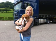 Bianca Dold arbeitet als Truckerin, ihr Traumberuf. In der von Männern dominierten Fernfahrerwelt ist sie eine Exotin, sie steuert einen 40-Tonner. Immer an ihrer Seite: Hündin Sissi.