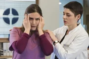 Manja Kuhn (Morgane Ferru, l.); Dr. Theresa Koshka (Katharina Nesytowa, r.);
