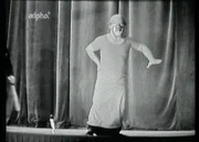 Charlie Rivel im Jahr 1957 auf der Bühne des Deutschen Theaters in München.