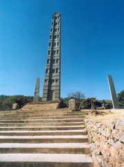 Stele "Nr.3", die größte noch stehende Stockwerkstele in Aksum.