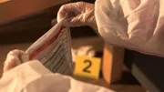 Was hat der 21-jährige Sohn mit dem Verschwinden seiner Familie zu tun? Eine DNA-Analyse sorgt für eine überraschende Wendung.