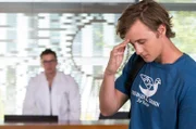 Auf den ersten Blick scheint Matthias Doppler (David Nolden, r.) einfach tollpatschig zu sein, aber Dr. Elias Bähr (Stefan Ruppe, l.) merkt schnell, dass da mehr hinter steckt.