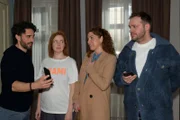 Toni (Olivia Marei, 2.v.l.) und Erik (Patrick Heinrich, r.) sind vor ihrer plötzlichen Prominenz überrollt. Links Tobias (Jan Kittmann), 2.v.r. Nina (Maria Wedig)