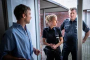 Franzi (Rhea Harder-Vennewald, M.) und Hans (Bruno F. Apitz, r.) statten Sven Dörner (Robin Sondermann, l.) einen Besuch ab und merken dabei, dass an seiner Aussage etwas nicht stimmen kann.