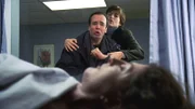 Detective Benson (Mariska Hargitay) versucht Mr. Tandy (Bruce MacVittie) zu beruhigen, da er bei der Identifizierung seiner toten Frau (Darstellername nicht zu ermitteln) einen Nervenzusammenbruch erleidet.