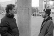 In Russland droht Evgeniy Zamyatin (re.) Gefängnis. Deshalb musste er nach Berlin fliehen. Jan (li.) fragt ihn, wie er mit der Einsamkeit umgeht.
