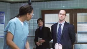 Dr. Melinda Warner (Tamara Tunie, l.) teilt den Detectives Benson (Mariska Hargitay, M.) und Stabler (Christopher Meloni) mit, dass sie bei der Autopsie der Leiche einen Fötus entdeckt hat.