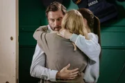 Werden von einem Mörder bedroht: Charlie Wild (Kevin J. Ryan), Tochter Lola (Rose O'Neill, r.) und Ehefrau Orla (Amy Huberman, M.).