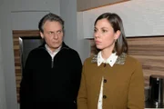 Gerner (Wolfgang Bahro) erwartet von Matilda (Anna-Katharina Fecher) brauchbare Ergebnisse gegen Zoe.