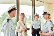 Pirmin (Simon Werdelis, l.), Nele (Floriane Daniel, r.) und Julia (Wendy Güntensperger, 2.v.r.) stören Marianne Genzgen (Barbara Magdalena Ahren, 2.v.l.) bei den Vorbereitungen eines Charity-Empfangs.