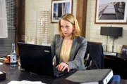 Bente (Nela Schmitz) manipuliert Lars' Projektsteuerungssystem.