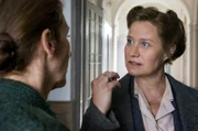 Ost-Berlin 1948: In Brechts Haus in Weißensee kommt es zum Duell zwischen seiner Mitarbeiterin und Geliebten Ruth Berlau (Trine Dyrholm, re.) und seiner Ehefrau und zukünftigen Intendantin Helene Weigel (Adele Neuhauser, li.).