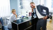 Susanne (Esther Esche) und Knauber (Marc Ben Puch) haben Spaß im Büro.