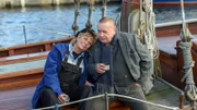 Helga Bade (Janette Rauch, l.) ist eine feste Größe im Wismarer Hafen. Die alteingesessene Kapitänin eines Ausflugsschiffes hat das Opfer in der Tatnacht gesehen. Doch im Gespräch mit Revierchef Reuter (Udo Kroschwald, r.) muss sie ihrem alten Freund gestehen, dass es auch um ihre Existenz geht und sie damit ein lupenreines Motiv hat. Der Chefermittler muss mit viel Fingerspitzengefühl die richtigen Fragen stellen, um schlussendlich den wahren Mörder dingfest zu machen. Hat die Kapitänin tatsächlich etwas mit dem Mord an dem jungen Bräutigam zu tun?