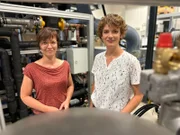 Ohne Ewigkeitschemikalien keine Energiewende? Bei Wärmepumpen stimmt dieses Lobby-Argument nicht, erfährt Lena Ganschow (rechts) am Fraunhofer Institut in Freiburg von Dr. Lena Schnabel.