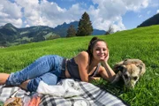 Tochter Selma Ramos mit Hund Boby