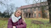 Anja Kannenberg hat sich in das Gutshaus von Eickelberg verguckt und das verwahrloste Gebäude gekauft. "Einer muss es ja machen", sagt sie.
