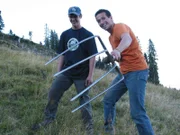 Willi Weitzel (rechts) auf der Ornach Alpe mit Peter beim Alpengolfen. So nennt er das Verteilen der Kuhfladen auf der Weide.