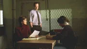 Detective Benson (Mariska Hargitay) und Detective Stabler (Christopher Meloni) verh^ren Tommy Dowd (Eddie Cahill, r.). Er wurde ¸ber einen Eskort-Service als Begleitung gebucht, doch seine Kundin ist spurlos verschwunden. Tommy Dowd, ein attraktiver junger Mann, wird im Zimmer eines Luxushotels gefunden. Er wurde brutal zusammengeschlagen. Der Grund für Tommys Aufenthalt in dem Hotel ist pikant: Tommy arbeitet für einen exklusiven Escortservice, der gut aussehende Männer an zumeist ältere Frauen vermittelt, die für einen Abend Begleitung wünschen. Die Inhaberin des betreffenden Escortservices, die extravagante Leslie DeSantis, sagt aus, dass Tommy von einer Frau gebucht worden war, die angeblich eine Begleitung zur Hochzeitsparty einer Bekannten suchte. Diese Kundin erweist sich jedoch als Phantom - sie steht nicht auf der Gästeliste der Hochzeitsfeier und auch die Kreditkarte, mit der die Kundin gezahlt hatte, war gestohlen. Das Team der Special Victims Unit steht vor einem Rätsel. Warum wurde Tommy überfallen? Kurze Zeit später wird ein Kollege von Tommy auf die gleiche Weise zugerichtet. Treibt ein Täter sein Unwesen, der einen Hass auf attraktive junge Männer hat? Oder spielt Leslie DeSantis ein tödliches Spiel mit ihren Angestellten? Nach anfänglichem Zögern erklärt Tommy sich bereit, als Lockvogel für die Ermittler zu arbeiten ...
