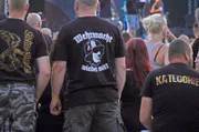 ARD/RB RABIAT: RECHTE. ROCK. RATTENFÄNGER, am Montag um 22:45 Uhr im ERSTEN. Shirts wie dieses - auf dem Schild und Schwert Festival keine Seltenheit.