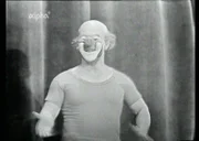 Charlie Rivel gemeinsam mit seinen drei Söhnen, den “Charlivels”, auf der Bühne des Deutschen Theaters in München. Zu sehen sind großartige Clown-Nummern, ebenso großartige Akrobatik und fantastische Musikeinlagen dieser Herren.