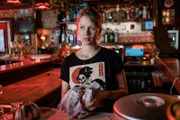 Jule Steiner (Anna Bachmann) kann sich nicht an den Toten und seine Begleitung erinnern.