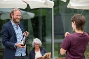 Theresa (Katharina Nesytowa, r.) bekommt Besuch. Laurent Duval (Jean-Luc Bubert, l.), den Theresa aus Brüssel kennt, ist auf Geschäftsreise in Erfurt.