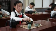 Auf dem Lehrplan der Meilong Center School in Shanghai steht auch die Zubereitung von grünem Tee. Auf dem Lehrplan der Meilong Center School in Shanghai steht auch die Zubereitung von grünem Tee.