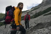 Markus Kofler (Sebastian Ströbel, l.) und Benjamin Marasek (Mirko Lang, r.) suchen verzweifelt ihren Bergretter-Kollegen Tobias Herbrechter und die anderen Vermissten.