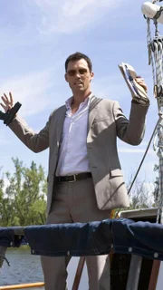 Michael (Jeffrey Donovan) glaubt auf dem Boot eine Akte mit vernichtenden Informationen gefunden zu haben.