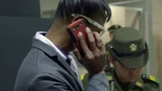 Der Passagier telefoniert während der Kontrolle.  +++