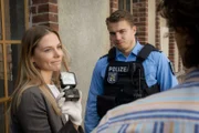 Charlotte (Cheyenne Pahde) konnte zwar das Beweismaterial sichern, doch sind Phillip (Eric Cordes, M.) und Bruno (Martin Peńaloza Cecconi, r.) nicht gerade glücklich darüber, da sie keinen Durchsuchungsbeschluss hatte.