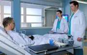 Dr. Brentano (Thomas Koch, re.) hat bei Hans Langer (Matthias Komm, li.) eine Routine-OP am Karpaltunnelsystem durchgeführt, als dieser plötzlich einen Herzinfarkt erlitt. Weitere Untersuchungen haben ergeben, dass Hans mehrere Bypässe benötigt. Diesen Eingriff wird Dr. Maria Weber (Annett Renneberg, 2.v.re.) vornehmen. Hans ist zunehmend verunsichert ... noch eine OP?