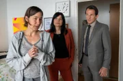 Mina Amiri (Jasmin Tabatabai, M.) und Oliver Radek (Hans-Werner Meyer, r.) befragen Linda Kuhn (Marie Leuenberger, l.) zum Verschwinden ihrer 17-jährigen Tochter.