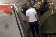 Reporterin Anne Thiele schlängelt sich durch das Labyrinth aus Zelten, Planen und Containern des Flüchtlingscamp Moria. Reporterin Anne Thiele schlängelt sich durch das Labyrinth aus Zelten, Planen und Containern des Flüchtlingscamp Moria.