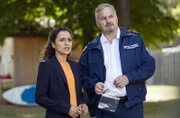 Jasmin Sayed (Sesede Terziyan, l.) und Axel Sommer (Oliver Breite, r.) beobachten die Familie des Opfers.