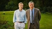 Willem-Alexander (Martijn Lakemeier, l.) und Claus (Sebastian Koch)