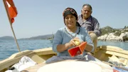 Pfannkuchen aus dem Ruderboot: Fatma Mazili bietet mit ihrem Mann Ahmet in ihrem schwimmenden Imbiss frisch gebackene "Gözleme" an.
