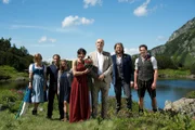 Der glücklichste und gleichzeitig schwerste Tag ihres Lebens: Norbert Bichler (Peter Kremer, 3.v.r.) und seine Sofia (Isabella Parkinson, 4.v.l.) heiraten auf dem Berg.