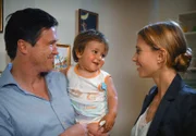Der Kinderarzt Gustavo Pedrolli (Uwe Bohm) und seine Frau Bianca (Nadeshda Brennicke) lieben ihr Adoptivkind.