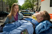 Charlotte (Cheyenne Pahde) ist entsetzt. Phillip (Eric Cordes) wurde im Einsatz von einem Pkw angefahren und schwer verletzt.